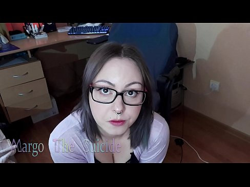 ❤️ Sexy dievča s okuliarmi hlboko fajčí vibrátor na kameru ☑  Sex na nás ❌️❤